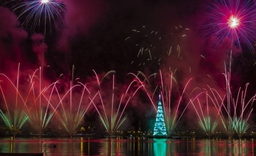 Río inauguró su tradicional Árbol de Navidad flotante